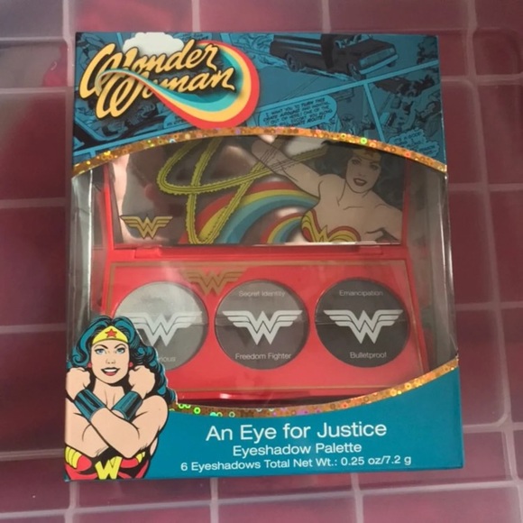 Wonder Woman Eyeshadow Palette - Picture 1 of 3